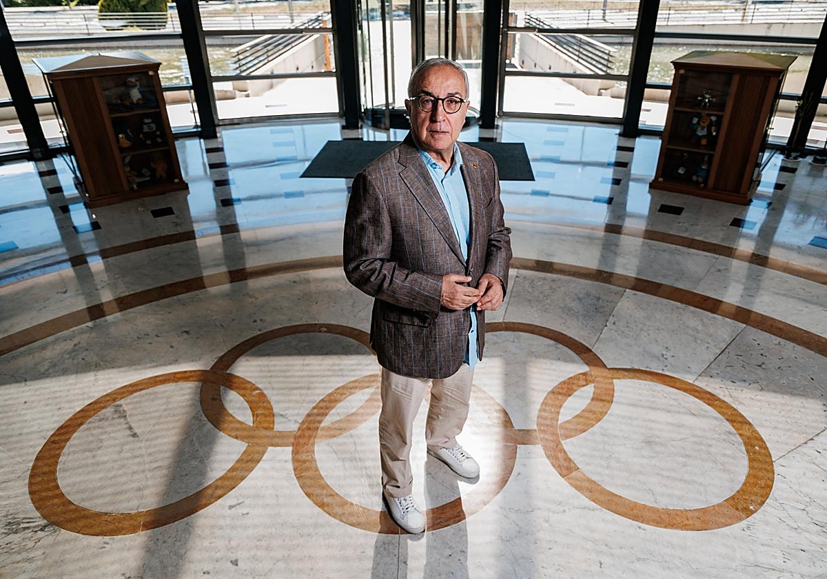 Alejandro Blanco posa en el vestíbulo del COE