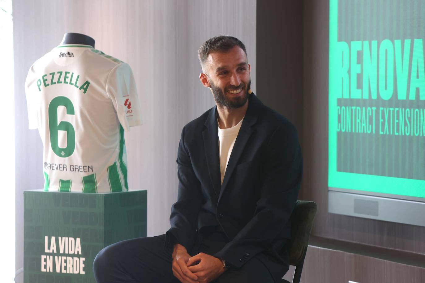 Germán Pezzella, durante el acto de su renovación con el Betis