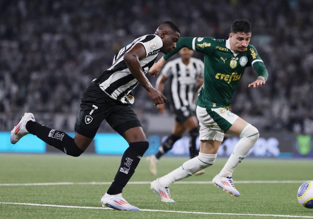 Luiz Henrique disputando un balón frente a un jugador del Palmeiras