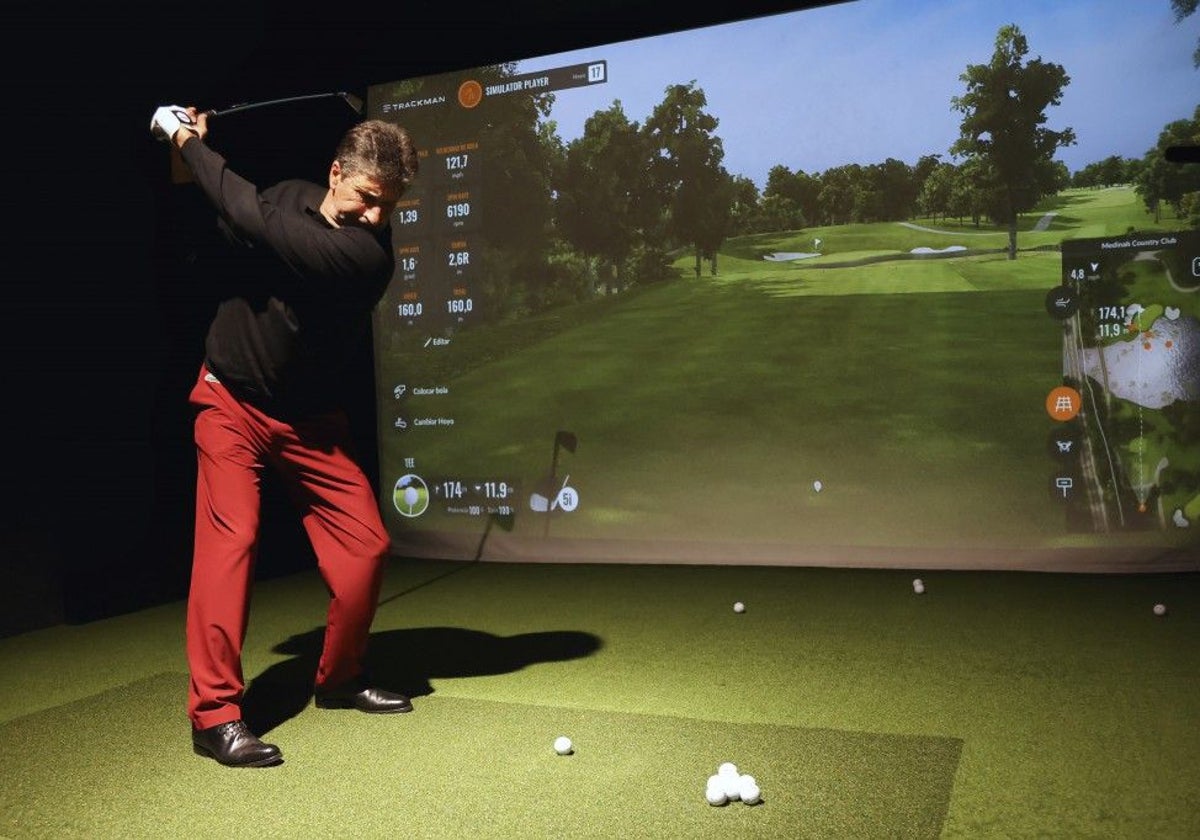 José María Olazábal practica en un simulador en una exhibición celebrada en el H0 GolfHouse de Madrid