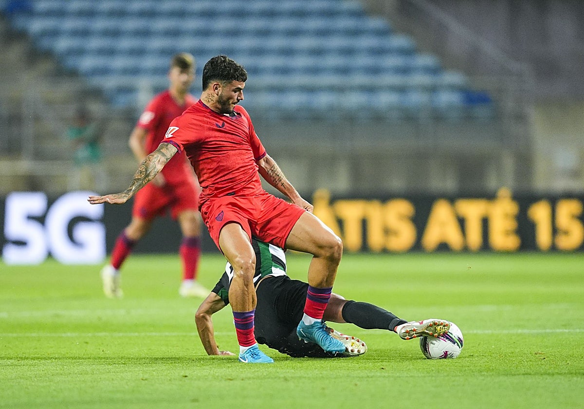 Un jugador del Sporting de Portugal rebaña un balón a Isaac Romero