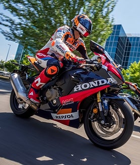 Imagen secundaria 2 - Los pilotos del equipo Repsol Honda han circulado, al manillar de sendas Honda CBR propulsadas por combustible renovable, por el trazado del que será el próximo circuito de F1 en Madrid