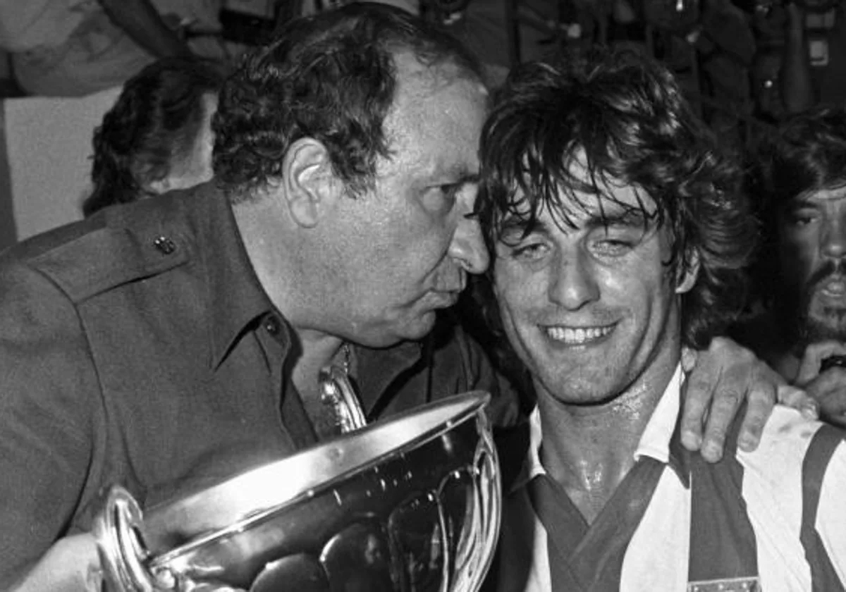 Jesús Gil, presidente del Atlético y alcalde de Marbella, entrega a Futre la copa del trofeo Ibérico 1991