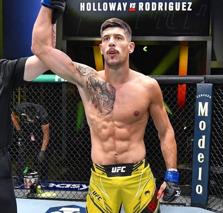 Joel Álvarez celebra una victoria en UFC