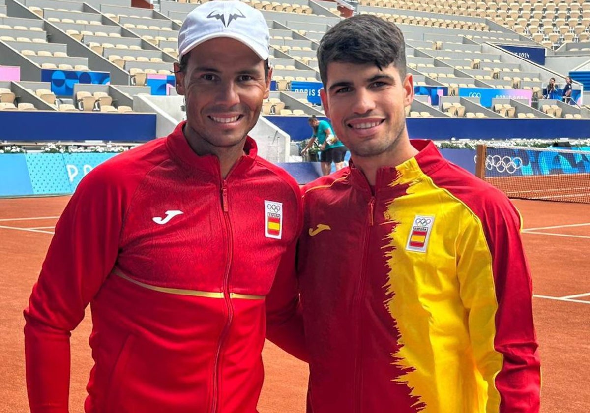 Rafa Nadal y Carlos Alcaraz posan sobre la arcilla francesa antes de que arranquen los Juegos