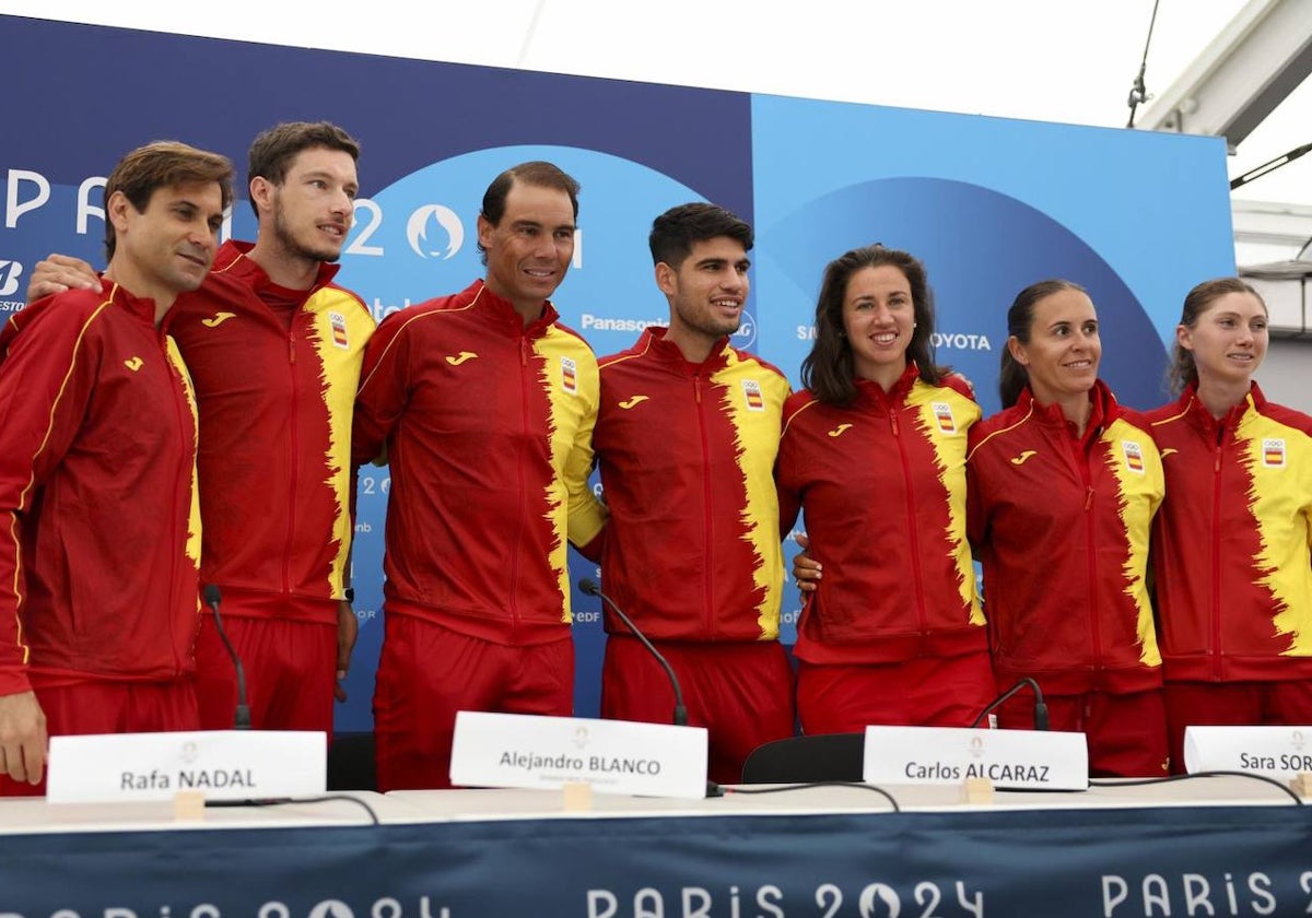 De izquierda a derecha, David Ferrer, Pablo Carreño, Rafa Nadal, Carlos Alcaraz, Sara Sorribes, Anabel Medina y Cristina Bucsa, el equipo olímpico español de tenis para París