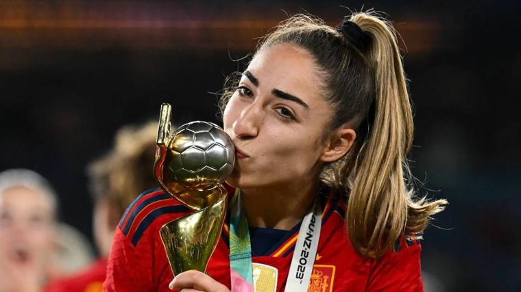 Olga Carmona besando el trofeo del Mundial de fútbol de 2023