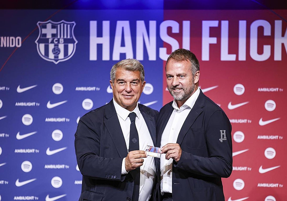 Joan Laporta y Hansi Flick en el acto de presentación del técnico alemán el pasado jueves