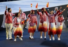 El desfile de España: chubasqueros, sonrisas y unos abanderados con menos presencia