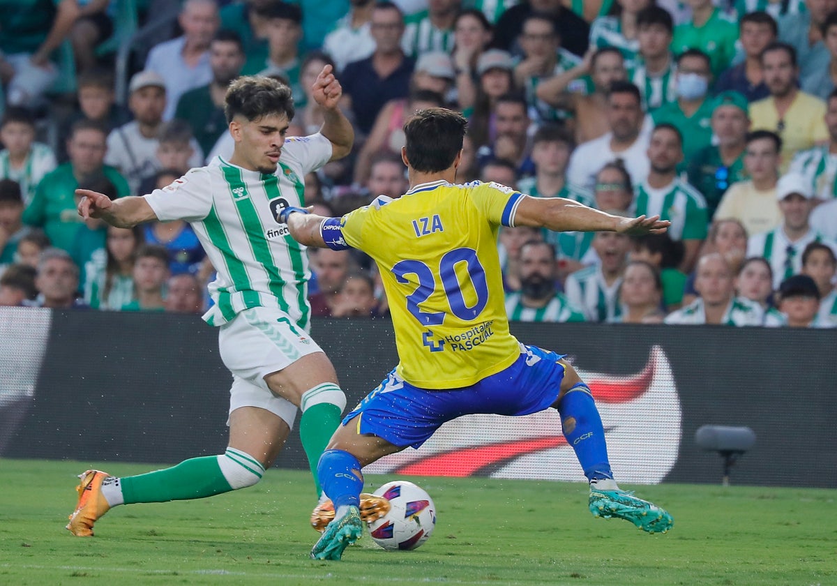 Abde e Iza Carcelén, durante un lance del Betis - Cádiz de la pasada temporada