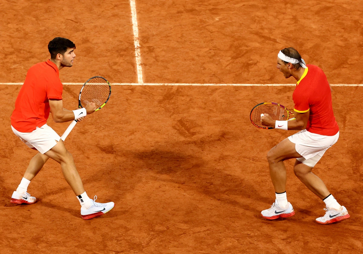 Nadal y Alcaraz celebran un punto durante su estreno en los Juegos Olímpicos