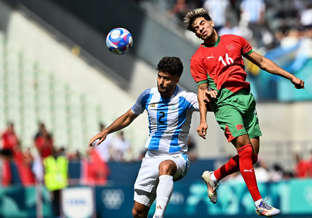 Abde cabecea un balón durante el Argentina - Marruecos de los Juegos Olimpicos