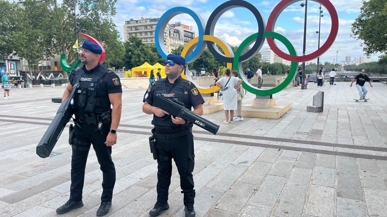 Dos de los agentes de la Policía Nacional desplegados en París