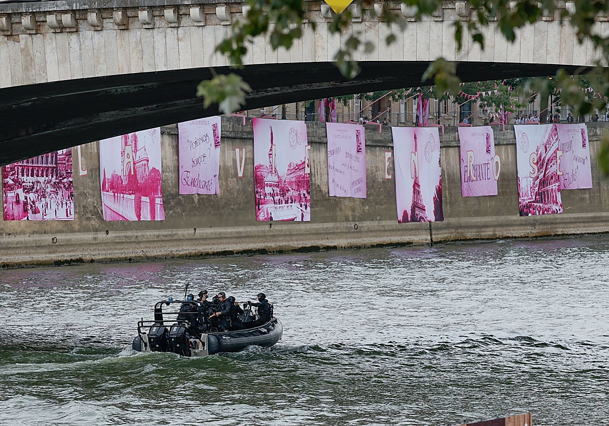Una lancha de las fuerzas de seguridad francesa, en el río Sena