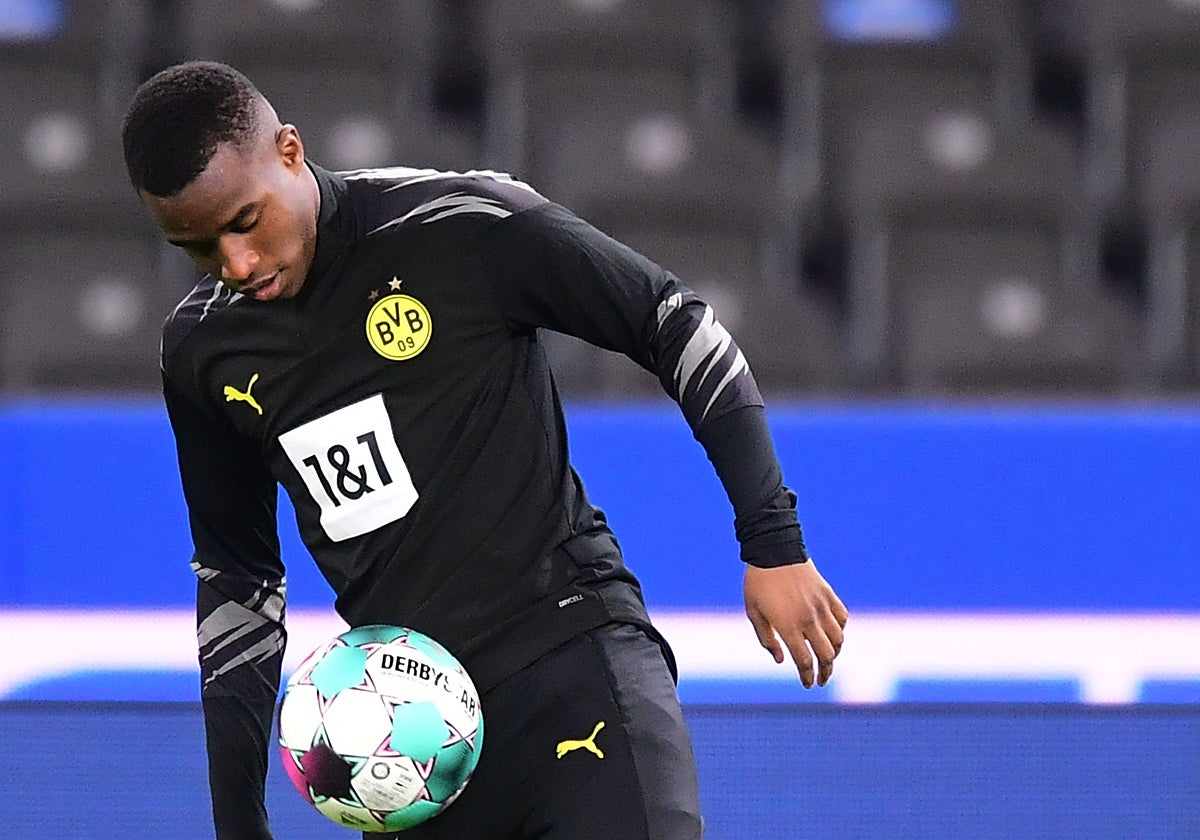 Moukoko, durante un entrenamiento con el Borussia Dortmund