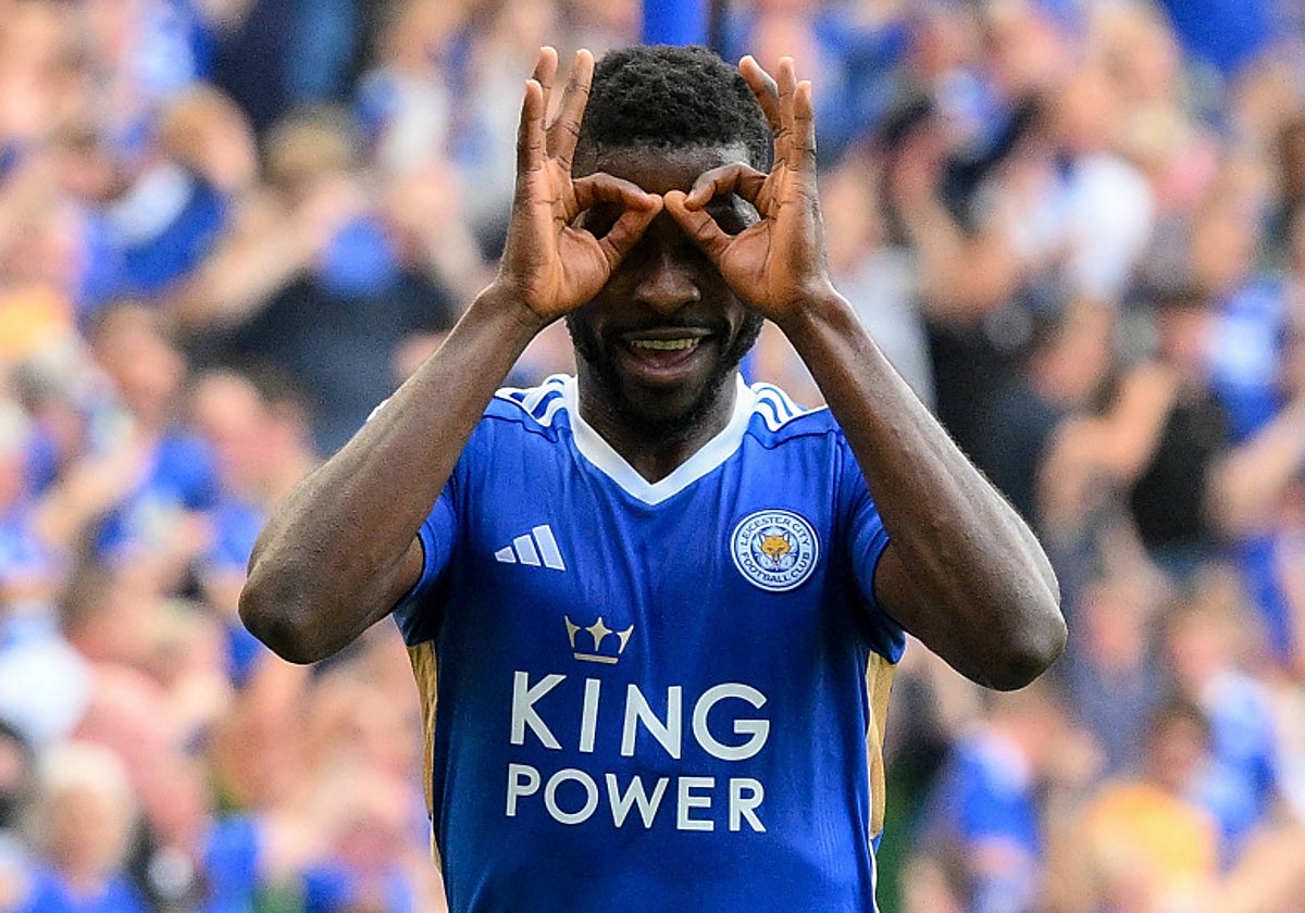 Iheanacho celebra un gol con el Leicester