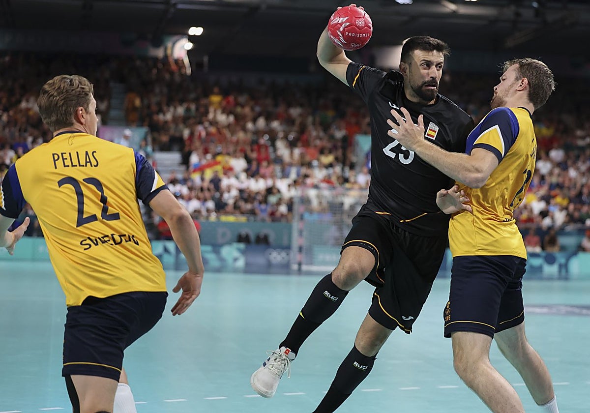 Agustin Casado, ante la defensa de Suecia