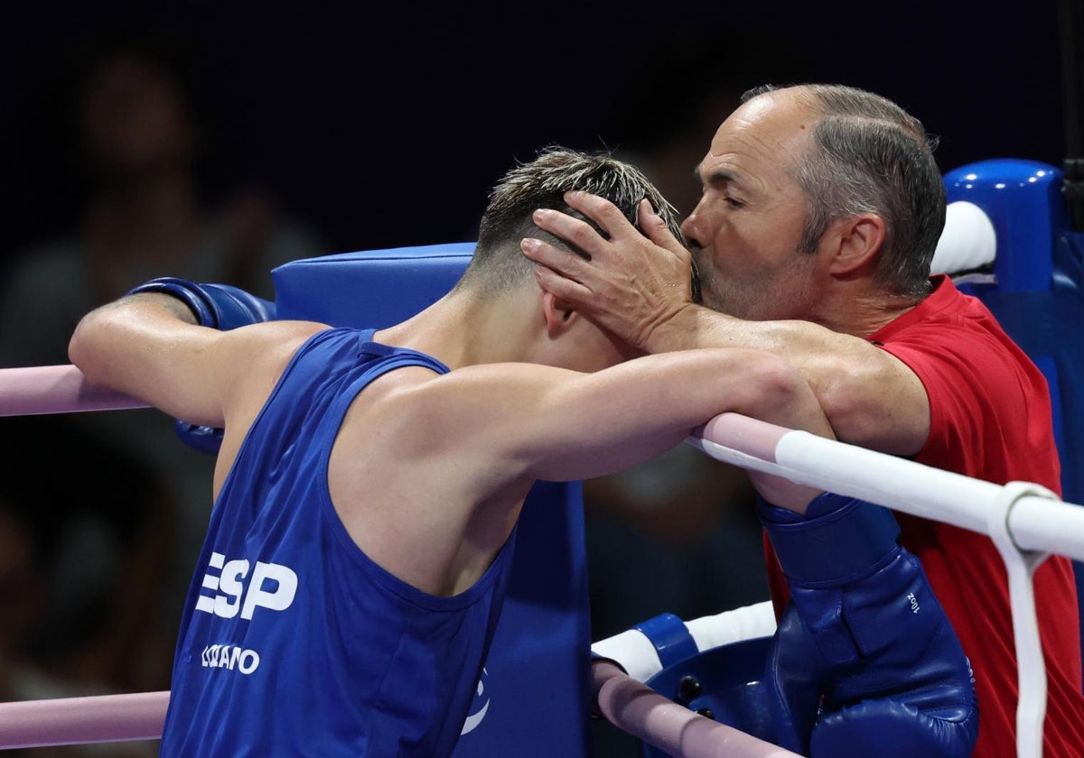 Rafa Lozano, seleccionador español de boxeo, besa a su hijo, el púgil Rafa Lozano Júnior