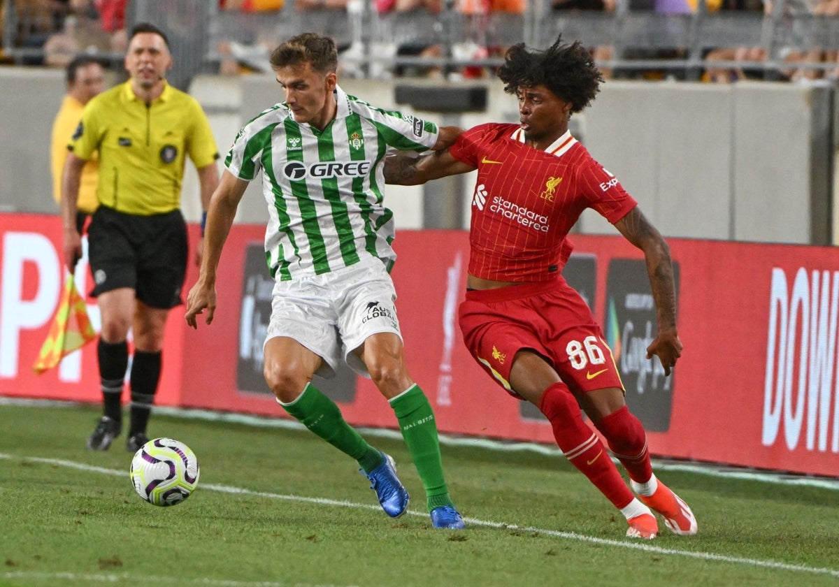 Diego Llorente y Harvey Blair, durante el amistoso entre el Betis y el Liverpool