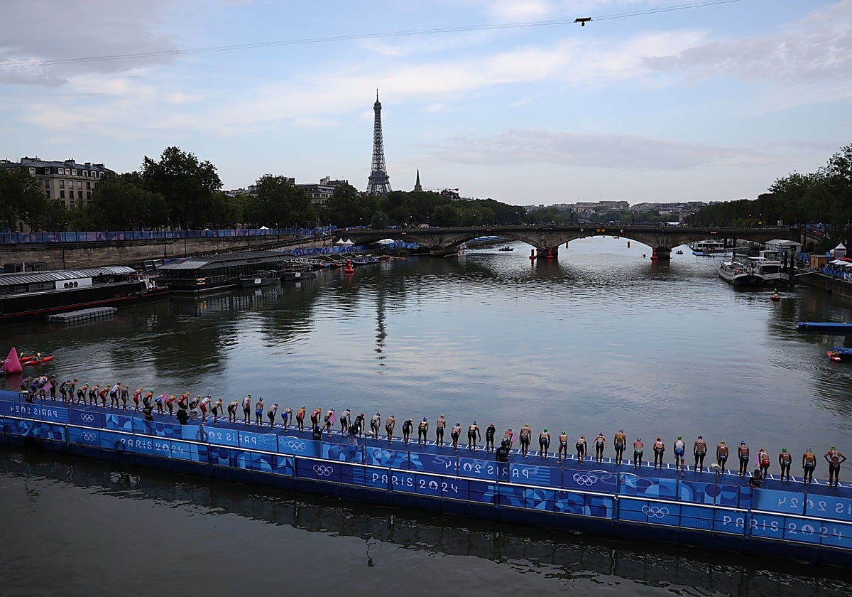 Los atletas, a punto de iniciar la prueba de triatlón de París 2024