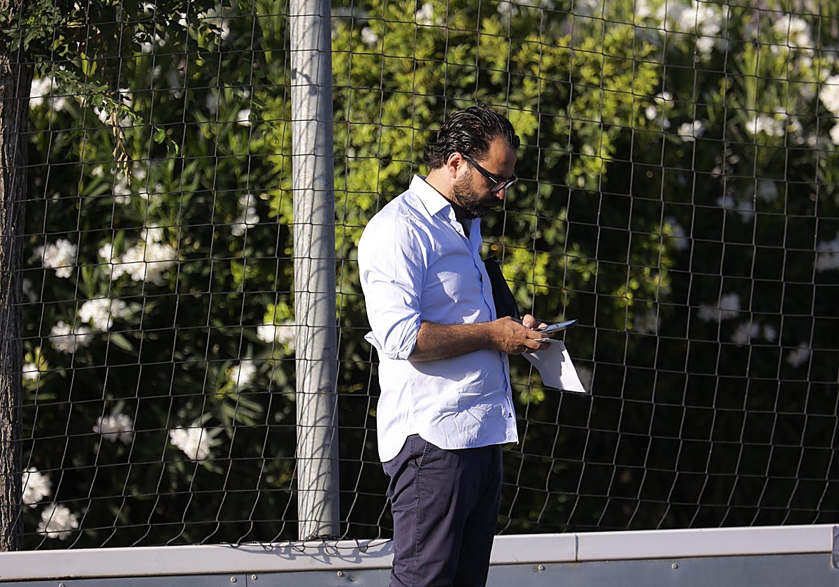 Víctor Orta consulta su teléfono móvil en la ciudad deportiva del Sevilla FC