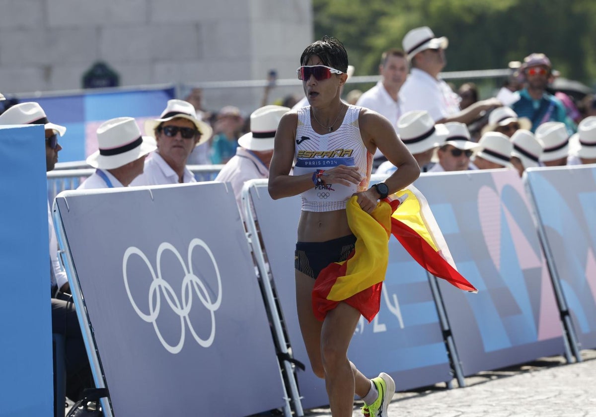 María Pérez celebra la plata olímpica en los 20km marcha femeninos