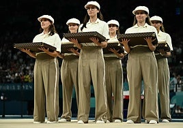 Voluntarios de los Juegos Olímpicos venden sus uniformes y accesorios a precio de oro en internet