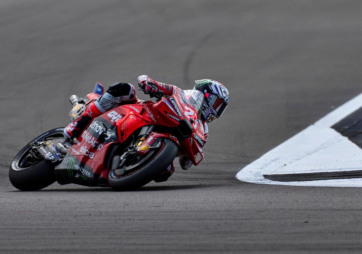 Enea Bastianini liderando la carrera en Silverstone