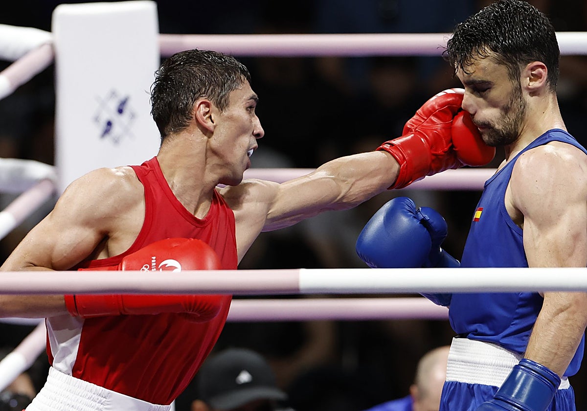 El uzbeko Khalokov golpea a Quiles durante su duelo