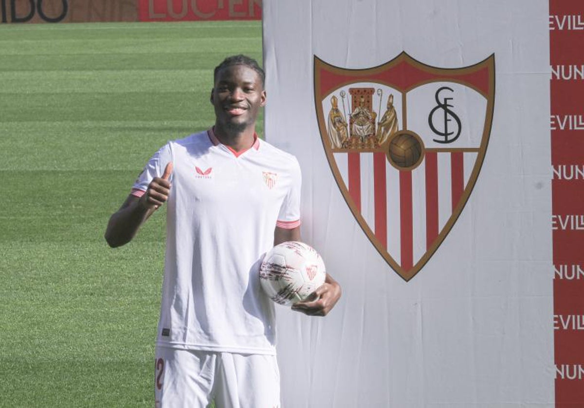 Pulgar hacia arriba de Agoumé en su presentación como nuevo jugador del Sevilla