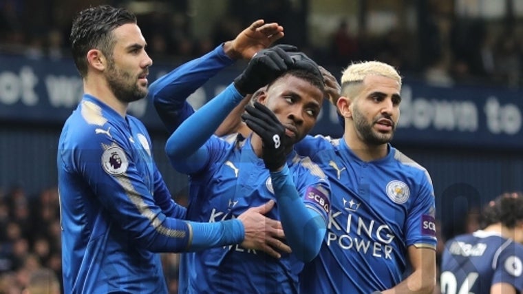 Iborra, Iheanacho y Mahrez celebran un gol con el Leicester City