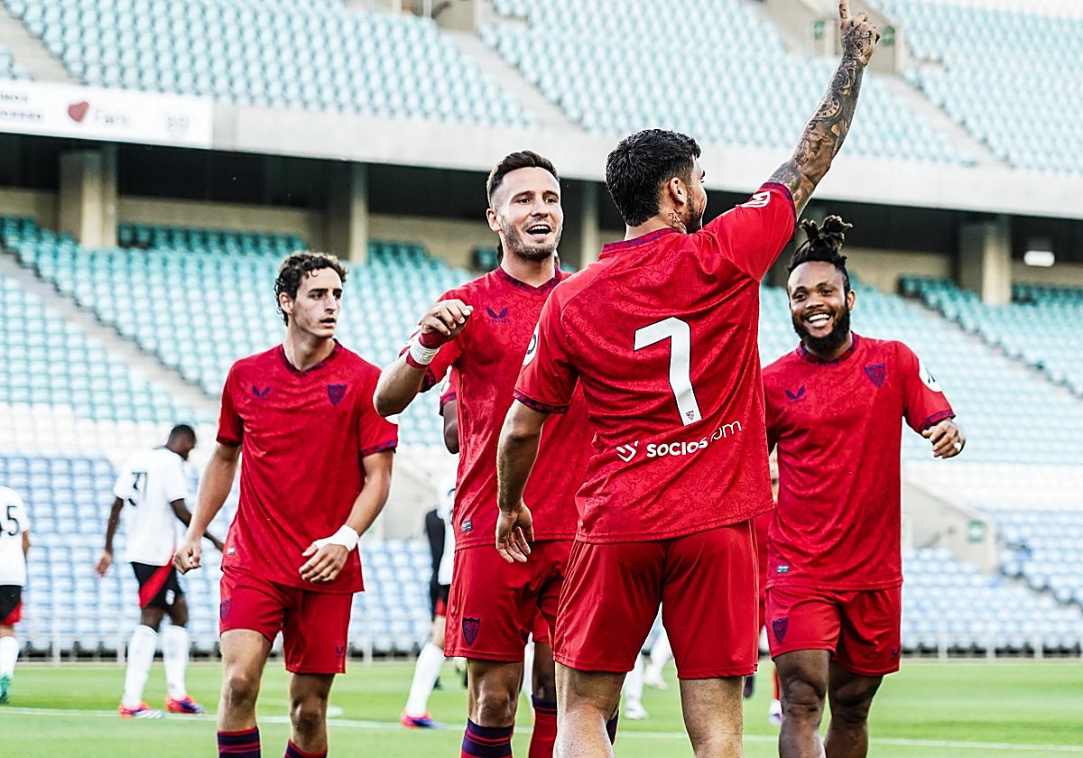 Isaac celebra con sus compañeros su primer gol al Fulham