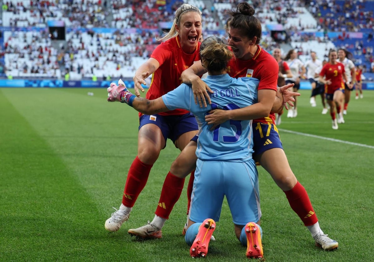 Alexia y Lucía llegan las primeras a abrazar a Cata Coll tras los penaltis ante Colombia