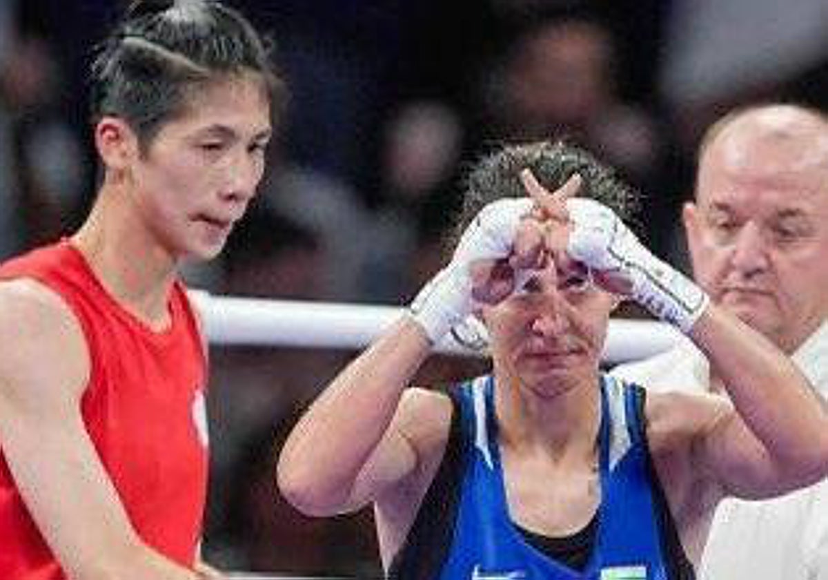 La púgil Svetlana Staneva forma la X tras caer derrotada por Yu Ting, al fondo de la imagen