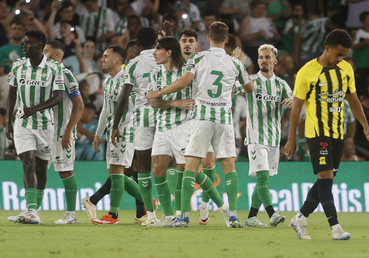 Los jugadores del Betis celebran uno de los cuatro tantos que le marcaron al Al-Ittihad en su presentación en el Villamarín