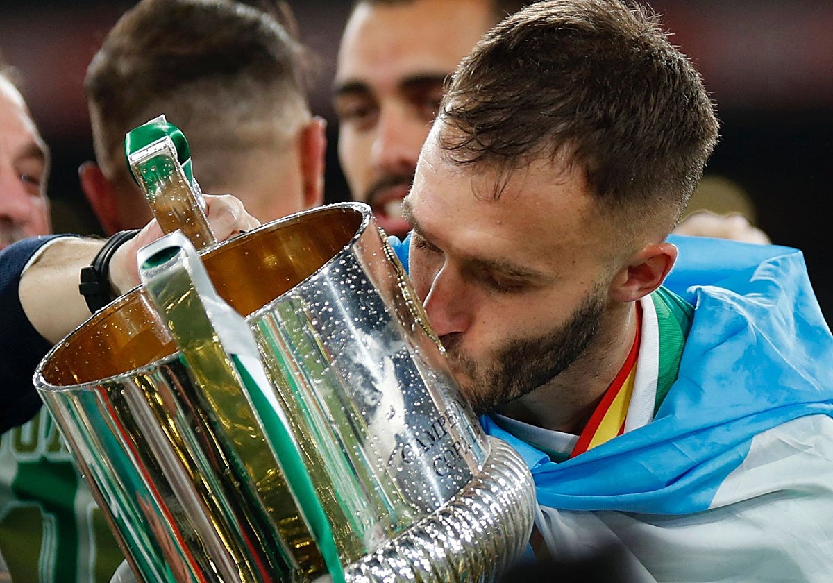 Germán Pezzella besa la Copa del Rey en 2022