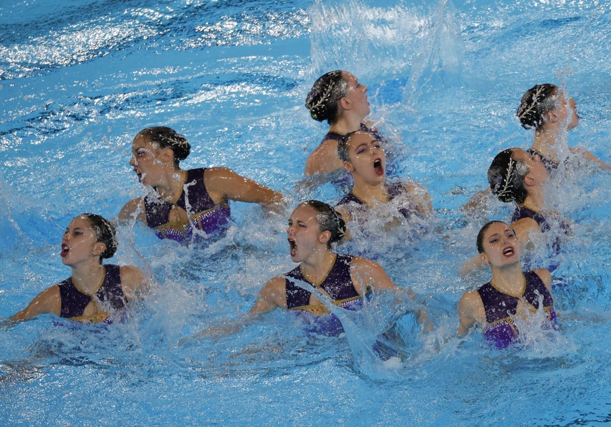 El equipo español de natación sincronizada, durante su ejercicio