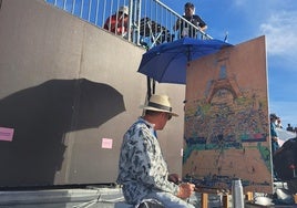 El hombre que solo tiene una imagen de la Torre Eiffel