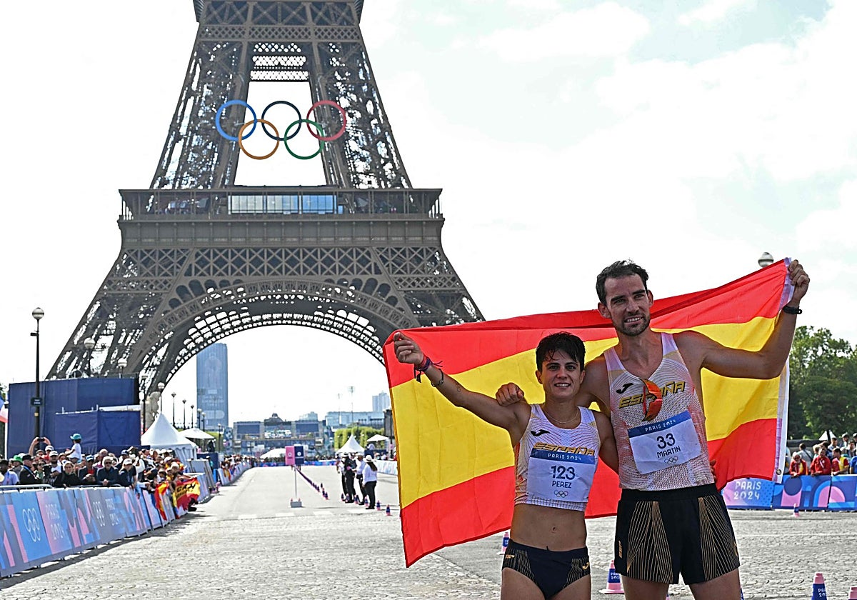 María Pérez y Álvaro Martín, con la bandera de España tras su triunfo