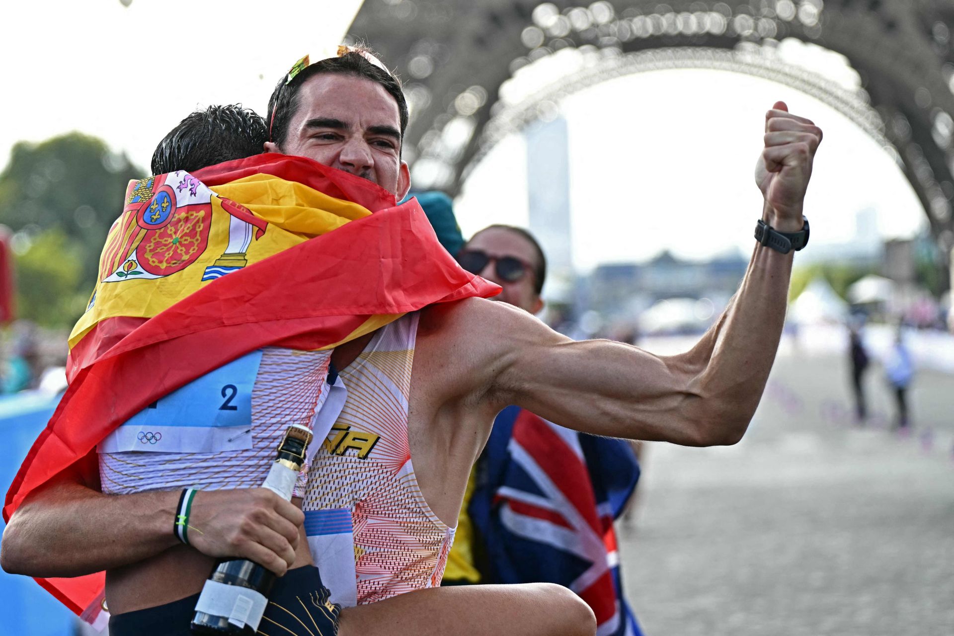 Alegría y orgullo de los españoles a los pies de la Torre Eiffel
