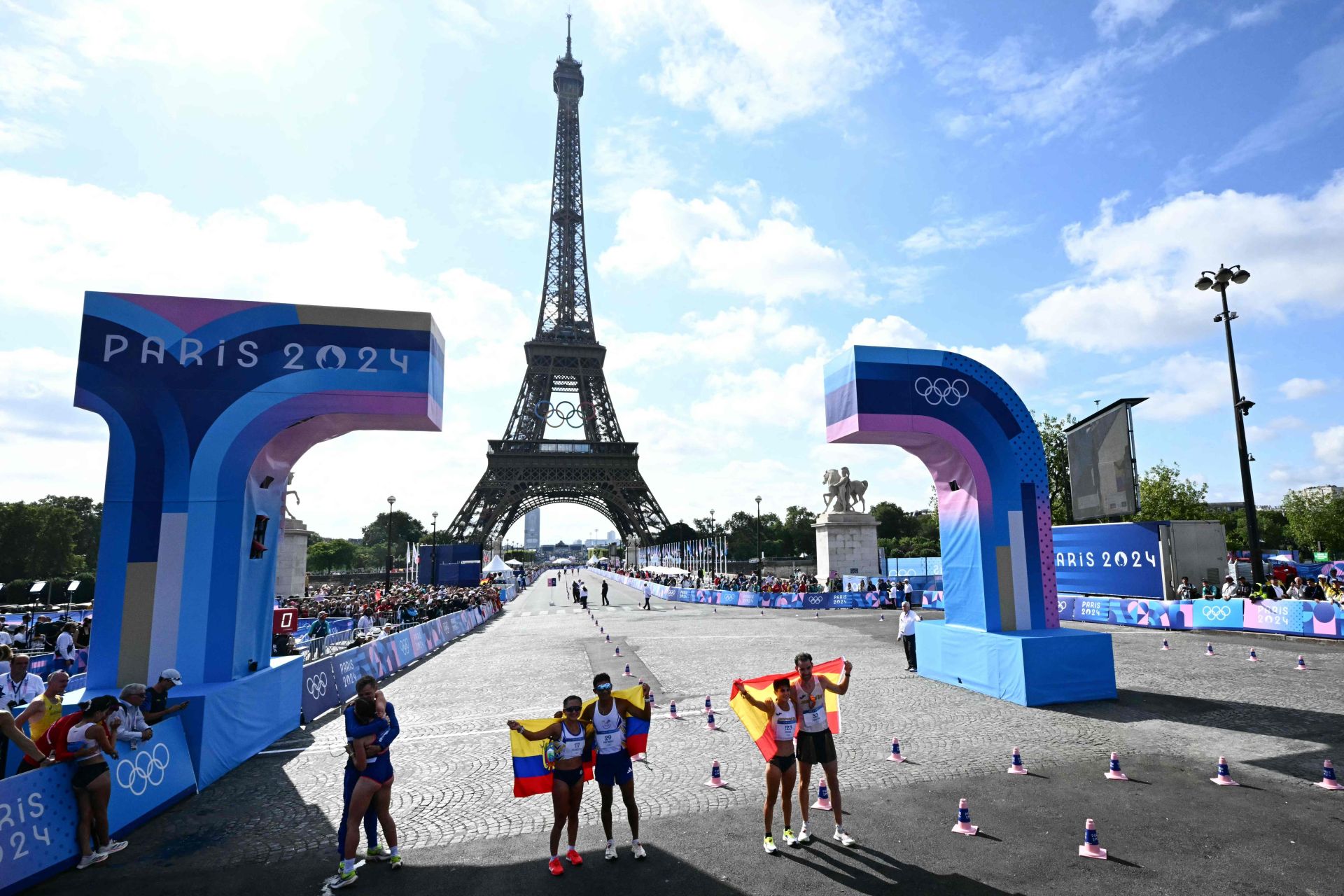 Un posado con el icónico monumento parisino