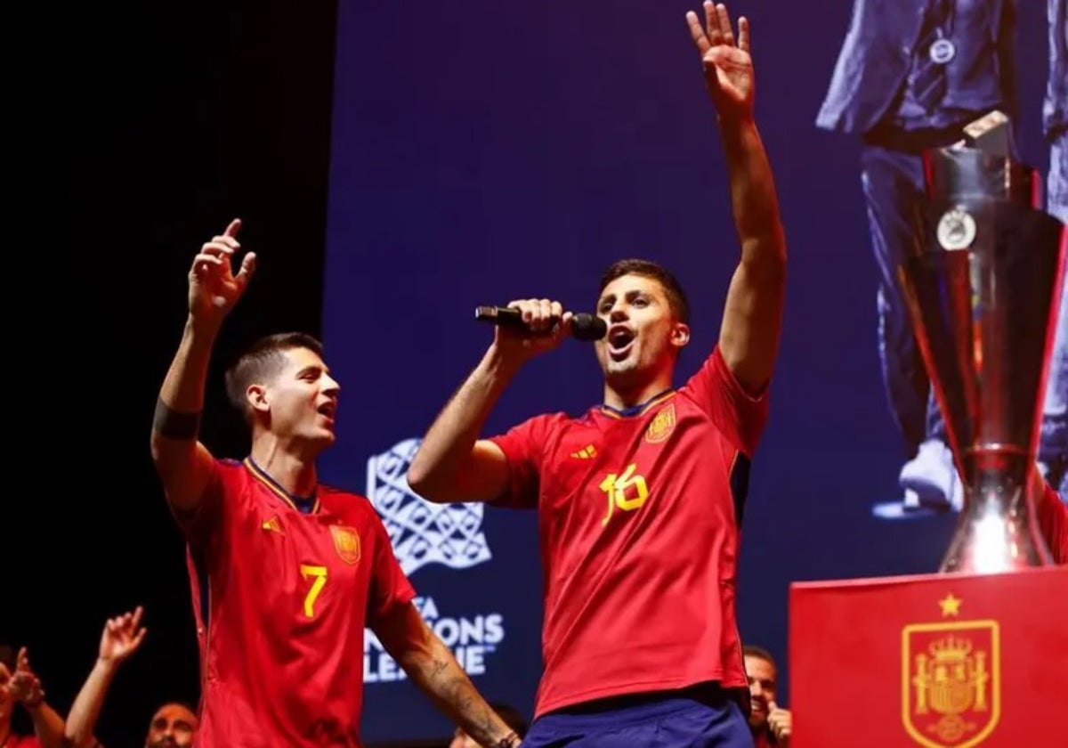 Morata y Rodri durante la celebración de la Eurocopa