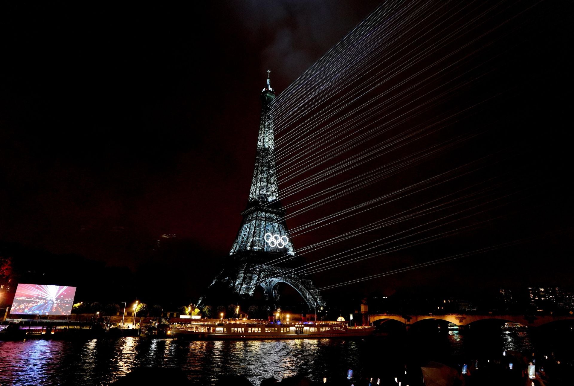 La Torre Eiffel iluminada en la ceremonia de los Juegos Olímpicos, imagen archivo