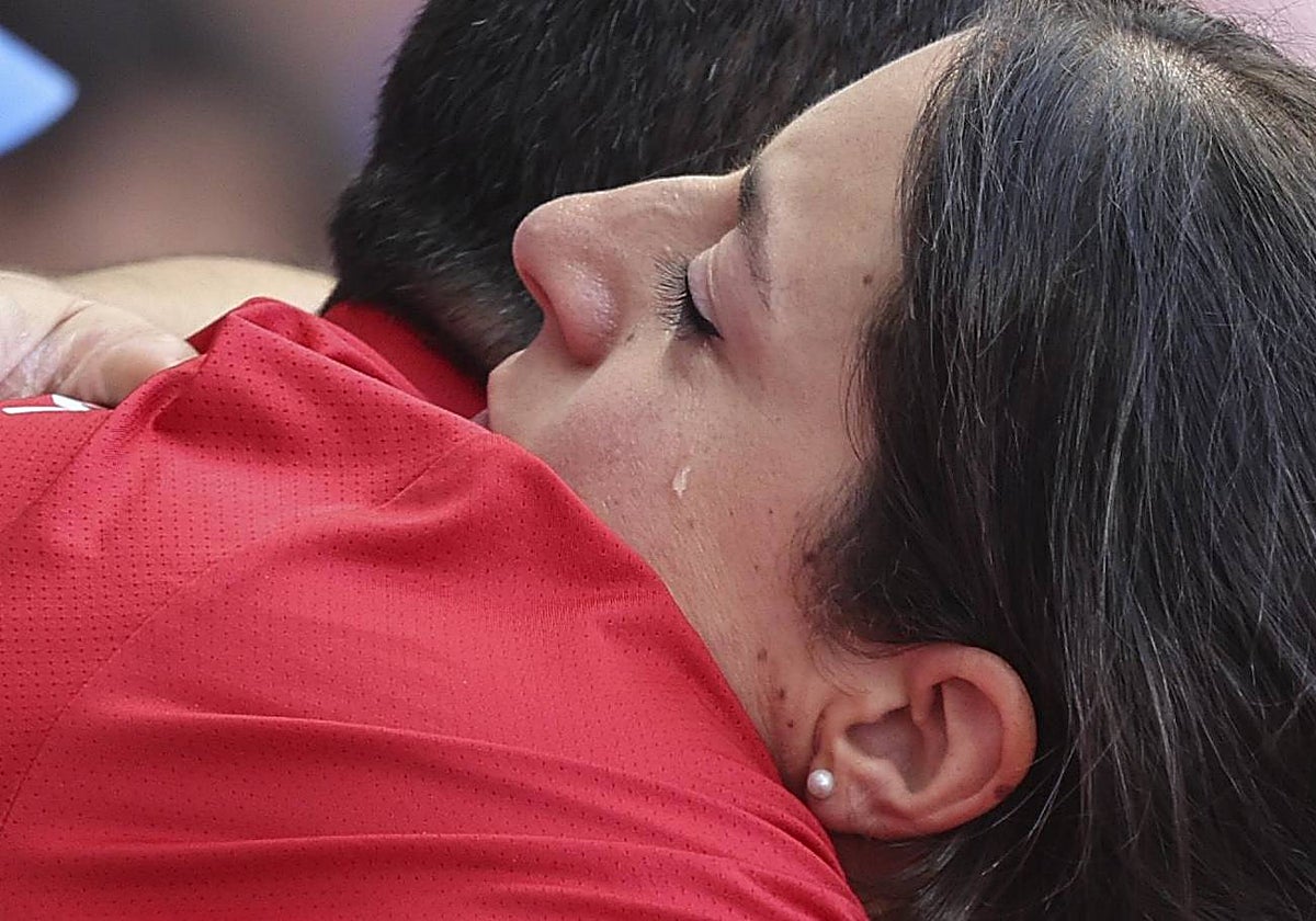 La atleta española María Belén Toimil se abraza a su entrenador tras no clasificarse para la siguiente ronda en los Juegos Olímpicos de París 2024
