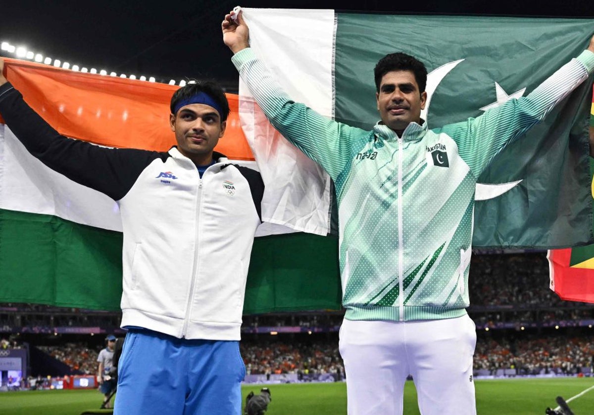 Arshad Nadeem (d), con Neeraj Chopra tras la final de Jabalina