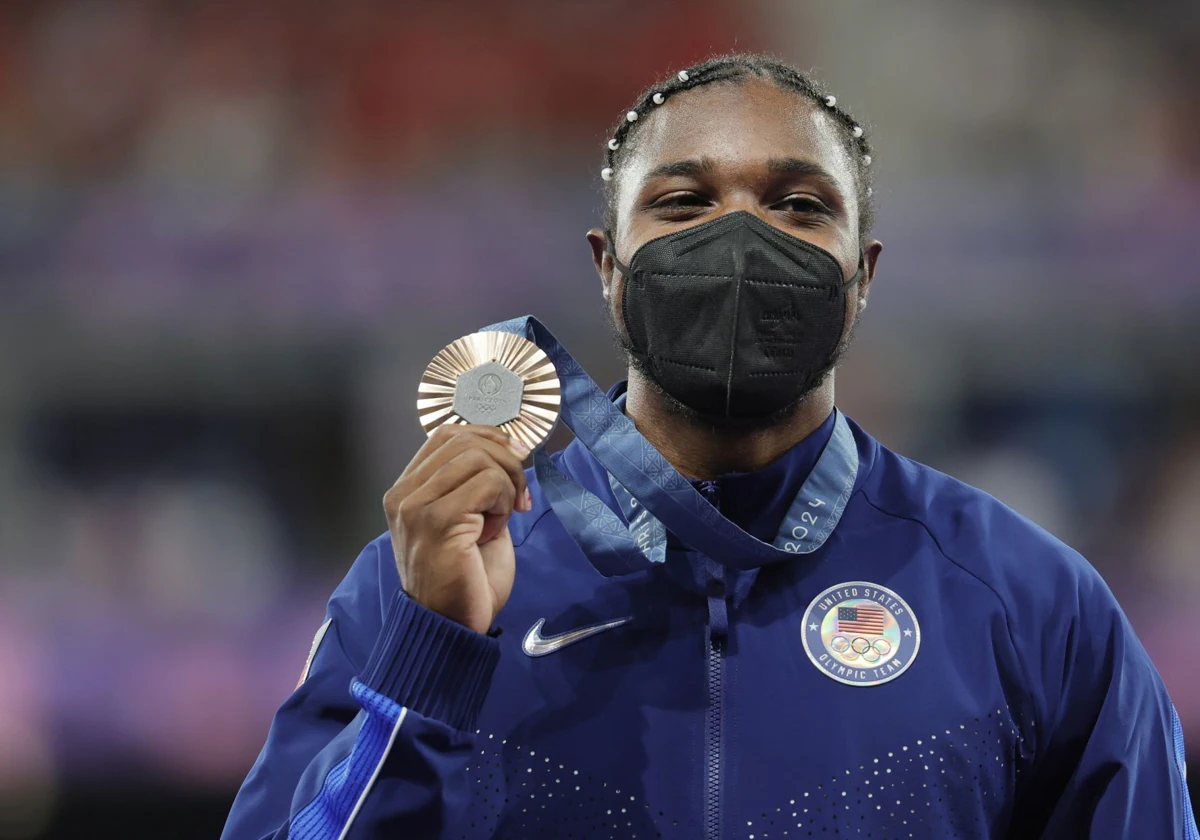 Noah Lyles, con su medalla en el podio