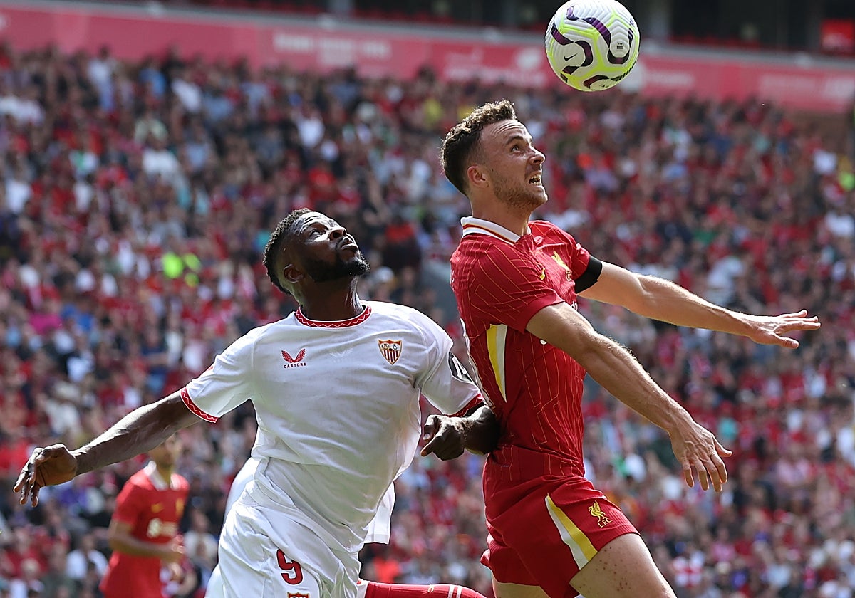 Iheanacho pelea un balón con Diogo Jota