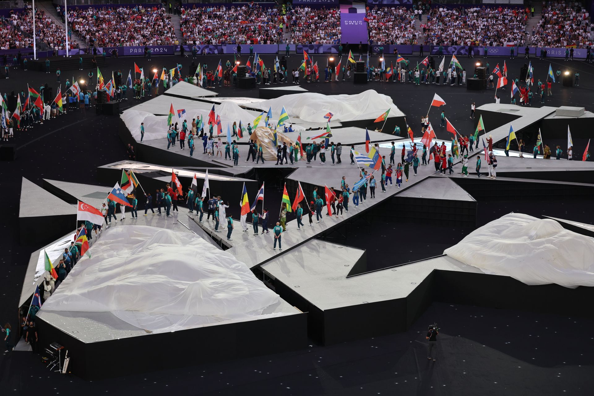 Desfile de los abanderados de los países que han participado en los Juegos Olímpicos de París 2024