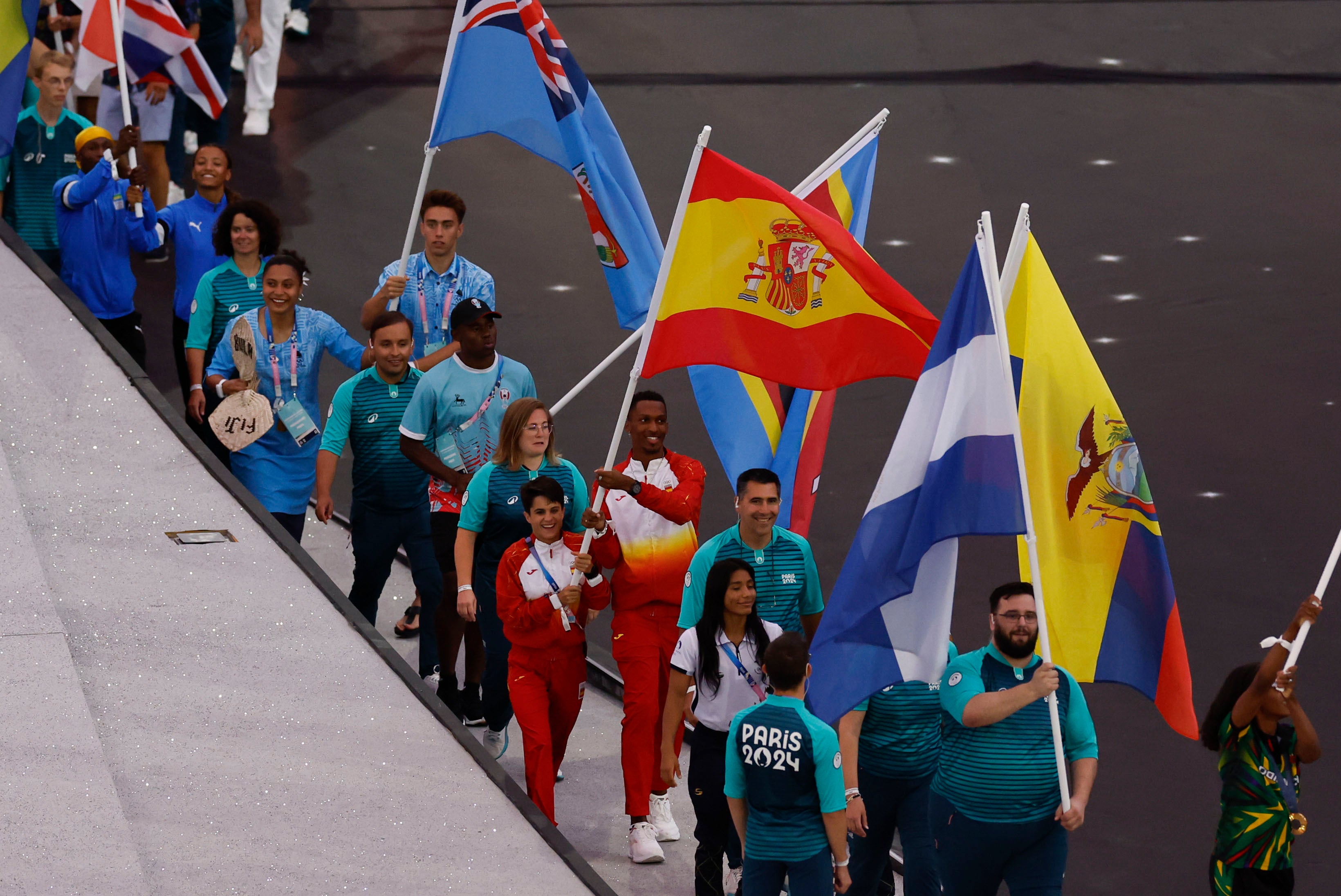 Los abanderados españoles María Pérez y Jordan Díaz durante la ceremonia de clausura de los Juegos Olímpicos de París 2024