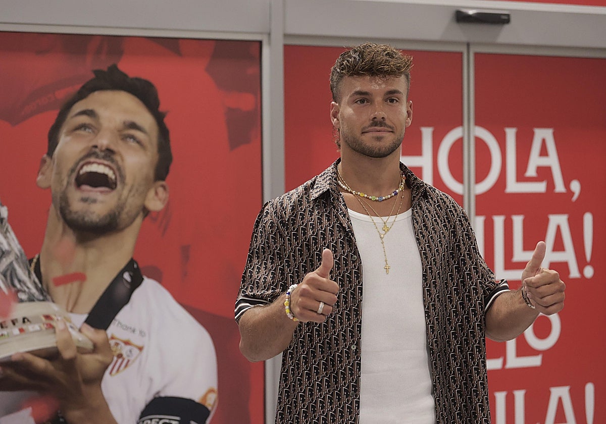 Álvaro Fernández posa a su llegada al aeropuerto de Sevilla este domingo